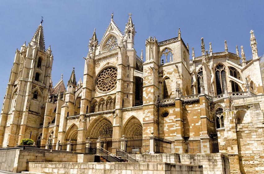 Catedral de León, punto de partida del Camino de Santiago en bicicleta