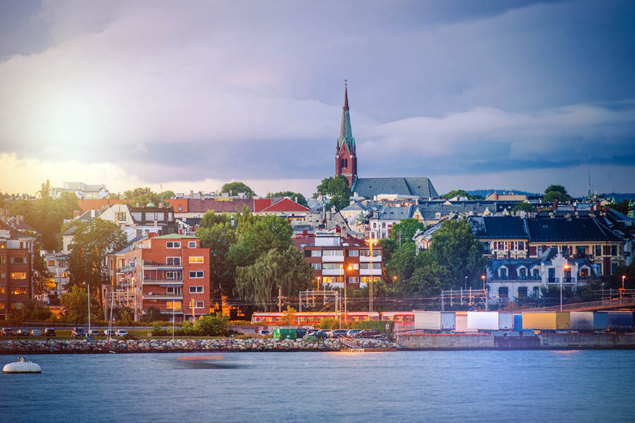 Fiordo noruego y montañas