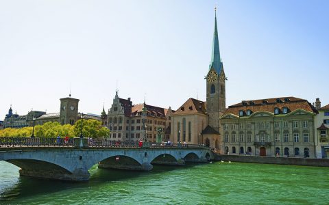 Hermosa ciudad vieja Río Limmat en Zurich, Suiza.