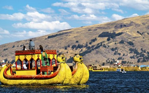 Barco de juncos en el lago Titicaca